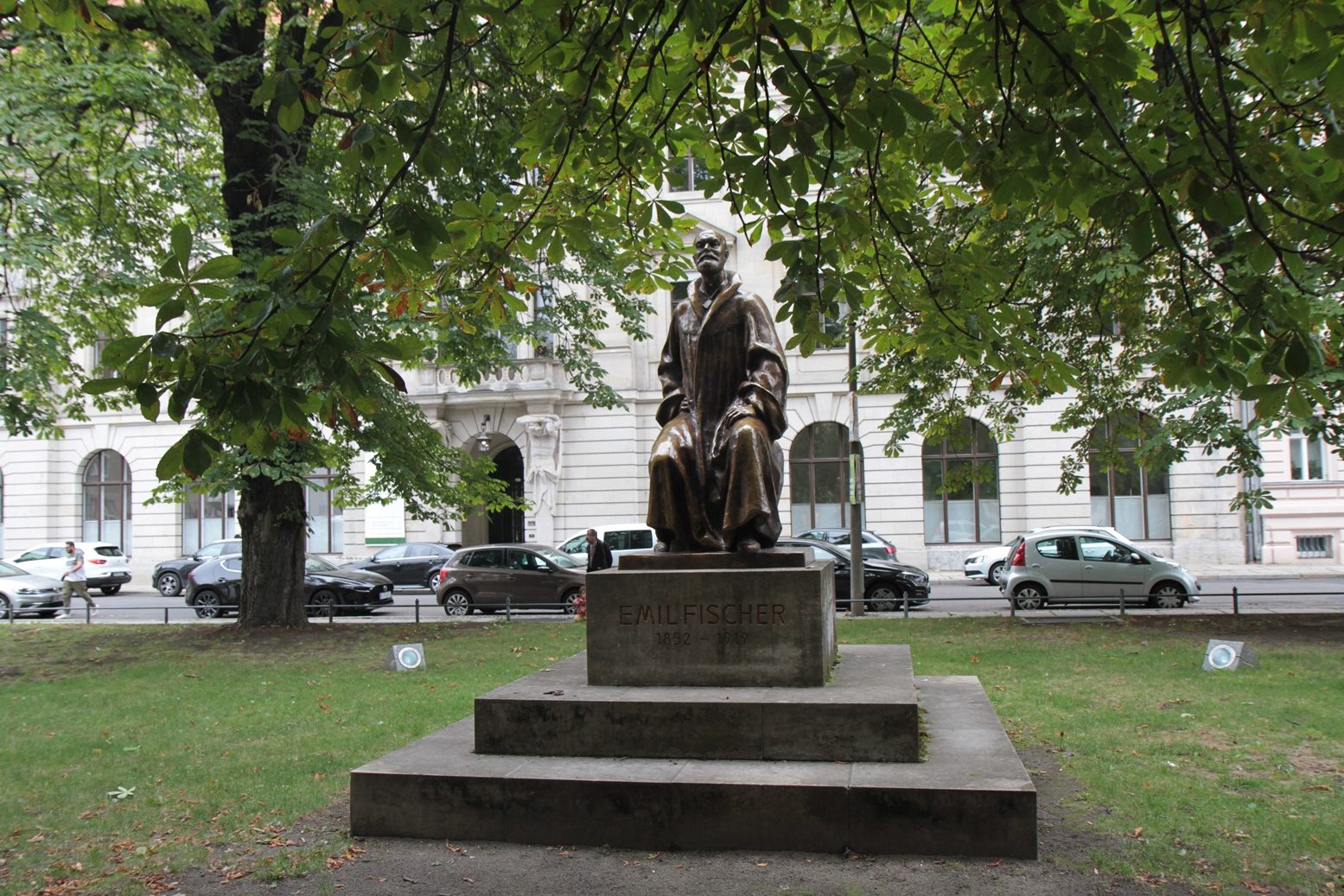 Emil Fischer's monument, Berlin - 01.JPG